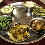 แม่หมีขนมจีนข้าวแกง