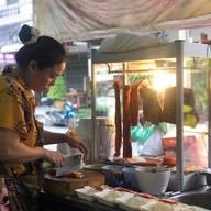 ครัวคุณนัท | ข้าวขาหมู ข้าวหมูแดง บะหมี่เกี๊ยว | ประชาอุทิศ