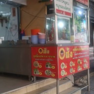 ฮ้งลูกชิ้นปลาเยาวราช ข้าวหมูแดง บะหมี่เกี๊ยว