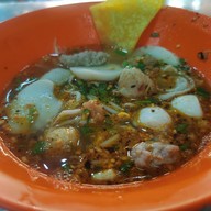 ฮ้งลูกชิ้นปลาเยาวราช ข้าวหมูแดง บะหมี่เกี๊ยว