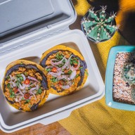 Cholos Tacos อโศก