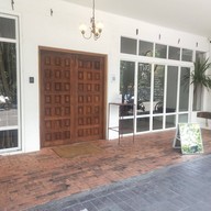 หน้าร้าน TWO - โท: bed and cafe