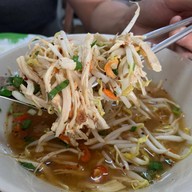 ธัญญพร ก๋วยเตี๋ยวไก่ฉีกต้มยำ