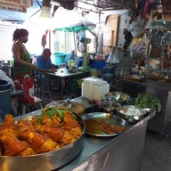 หน้าร้าน เจ๊รวยข้าวขาหมู ข้าวหน้าเป็ด ก๋วยเตี๋ยวเนื้อ