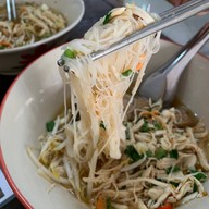 ธัญญพร ก๋วยเตี๋ยวไก่ฉีกต้มยำ