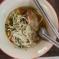 เมนูของร้าน ธัญญพร ก๋วยเตี๋ยวไก่ฉีกต้มยำ