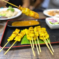 เมนูของร้าน ย้ง เย็นตาโฟ- ต้มยำหมูมะนาว -ข้าวหมูแดงหมูกรอบ - กาแฟสด