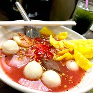เมนูของร้าน ย้ง เย็นตาโฟ- ต้มยำหมูมะนาว -ข้าวหมูแดงหมูกรอบ - กาแฟสด