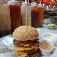 เมนูของร้าน เบอร์เกอร์บ้านพอเพียง ตลาดนกฮูก (ตู้คอนเทนเนอร์)