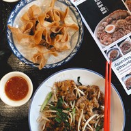 เมนูของร้าน หมูตั่วเฮีย โครงการสวนหลวงสแควร์