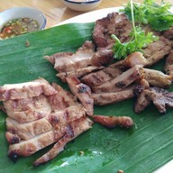 หมูสามทรง ริมปิง นวรัฐ