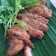 หมูสามทรง ริมปิง นวรัฐ