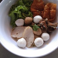 ก๋วยเตี๋ยวไก่ฉีกต้มยำรสมะนาว เซเว่นเจริญพัฒนา(ตรงข้ามบริษัทฟังก์ชัน/เอื้อรามอินทรา 117)