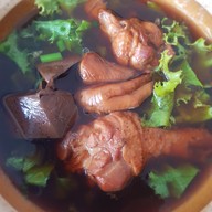 ผัดไทยตะวันดา x บะหมี่ไก่ตุ๋น