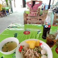 บรรยากาศ ก๋วยเตี๋ยวต้มยำ วัดลาดพร้าว ร้านหน้าโบสถ์