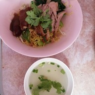 ราดหน้า ขาหมูแต้จิ๋วพี่แองจี้