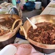 บ้านแพรวก๋วยเตี๋ยวไก่ตุ๋น