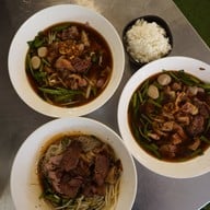 เมนูของร้าน ก๋วยเตี๋ยวเนื้อ สว่างอรุณ (โชคชัย4)