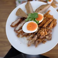 เมนูของร้าน ข้าวหมูทอด เมืองโคราช