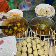 ป้าแว่นลูกชิ้นทอด