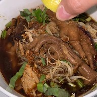 เมนูของร้าน ก๋วยเตี๋ยวไก่ตุ๋น ยายวลี อำเภออุทัย