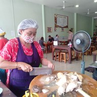 บรรยากาศ ล้วนข้าวมันไก่หน้าโรงพยาบาลพระพุทธบาท พระพุทธบาท