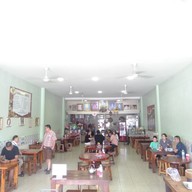 บรรยากาศ ล้วนข้าวมันไก่หน้าโรงพยาบาลพระพุทธบาท พระพุทธบาท