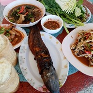 ร้านลาบก้อยร้อยเอ็ด 2 เจ้ด้วง