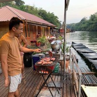 แพพักไทรโยค-แพสรีรัตน์