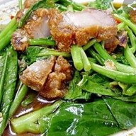เมนูของร้าน ครัวหนองบอน หมูกรอบ ก๋วยเตี๋ยว ขาหมู ตามสั่ง ยำ