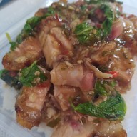 เมนูของร้าน ครัวหนองบอน หมูกรอบ ก๋วยเตี๋ยว ขาหมู ตามสั่ง ยำ