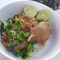 ก๋วยเตี๋ยวไก่ตุ๋น ยายวลี อำเภออุทัย