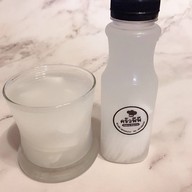 เมนูของร้าน แซลม่อนซาซิมิ ชมพู่มะเหมี่ยว  ทุเรียน ข้าวเหนียวมะม่วง ต้มเลือดหมู ขนมปังหน้าหมู ข้าว ก๋วยเตี๋ยว อาห