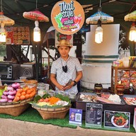 Thai style salad ยำไข่ดาว ขนมจีบคนเมือง ถนนคนเดินเชียงใหม่