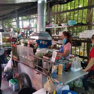 ยายวีอาหารตามสั่ง ตรงข้ามโรงเรียนวัดปทุมวนาราม