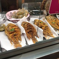 เมนูของร้าน คุณ ชัชชภาไก่ต้มน้ำปลาและปลาทอดกระเทียม สาขา2 ตลาดพิบูลย์6