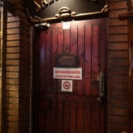 หน้าร้าน Saxophone Pub & Restaurant