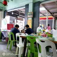 บรรยากาศ ข้าวมันไก่เจ้เหนียว สามแยกคิวรถสองแถวตลาดยาว  คลัง