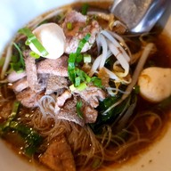 เมนูของร้าน ก๋วยเตี๋ยวหมูเลียงบ้านสะพานไม้