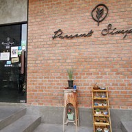 หน้าร้าน Present Simple Cafe