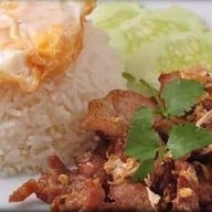 เมนูของร้าน ข้าวหมูแดงหมูกรอบ นายพล อาคารนิรมิต เขาสามยอด ลพบุรี