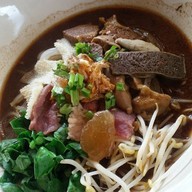 เมนูของร้าน เตี๋ยวเรือห้อยขาชมทุ่ง แม่วาง byก๋วยเตี๋ยวเรือทองศรี