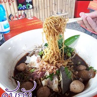 เมนูของร้าน เตี๋ยวเรือห้อยขาชมทุ่ง แม่วาง byก๋วยเตี๋ยวเรือทองศรี