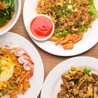 เพ้งโภชนา ราชาก๋วยเตี๋ยวคั่วไก่ เกตเวย์ เอกมัย