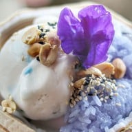 เมนูของร้าน ไอติมกะทิมะพร้าวอัญชัน หน้าวัดร่องเสือเต้น เชียงราย