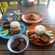 ไก่ย่างบ้านสามหลัง by เฮียตี๋ สาขาในเมือง (กาดสามแยก)