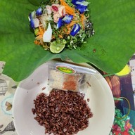 เมนูของร้าน ข้าวยำแม่สุณีย์ ตลาดสัมมากร