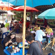 บรรยากาศ เตี๋ยวเรือห้อยขาชมทุ่ง แม่วาง byก๋วยเตี๋ยวเรือทองศรี