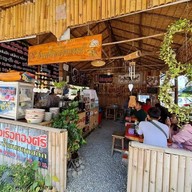 บรรยากาศ เตี๋ยวเรือห้อยขาชมทุ่ง แม่วาง byก๋วยเตี๋ยวเรือทองศรี