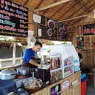 บรรยากาศ เตี๋ยวเรือห้อยขาชมทุ่ง แม่วาง byก๋วยเตี๋ยวเรือทองศรี